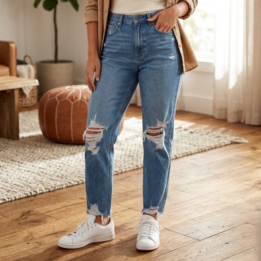 American Eagle outfitters distressed mom jean size 10 high rise tapered ankle